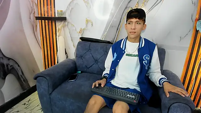 Alex LatinBoy18 online show from 11/25/25, 08:31