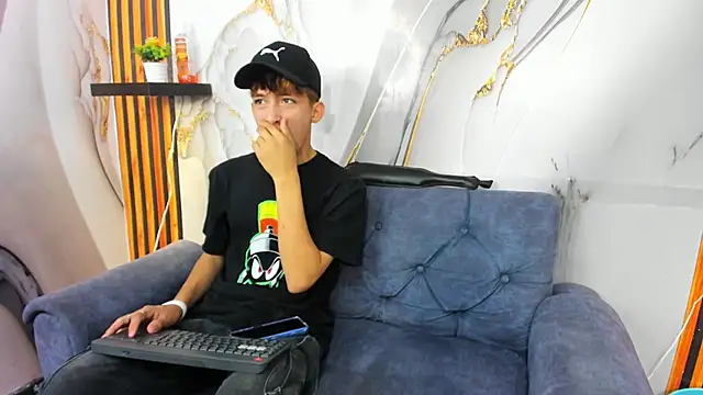 Alex LatinBoy18 online show from 11/28/25, 08:11