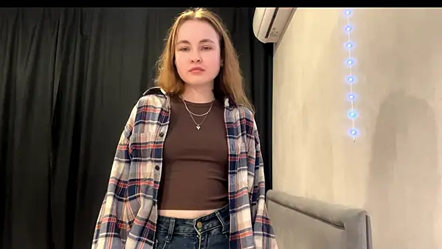 Snapshot of PrettyGhost chatting on 11/25/25, 03:12 PrettyGhost online show from 11/25/25, 03:12