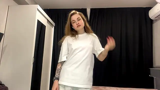 Snapshot of PrettyGhost chatting on 12/01/25, 02:11 PrettyGhost online show from 12/01/25, 02:11