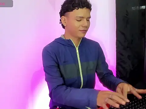 Snapshot of secret_justin7 chatting on 11/29/25, 12:19 secret justin7 online show from 11/29/25, 12:19