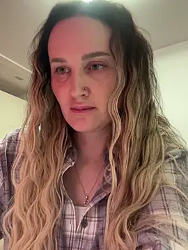 Snapshot of TomilaSi chatting on 11/25/25, 06:52 TomilaSi online show from 11/25/25, 06:52