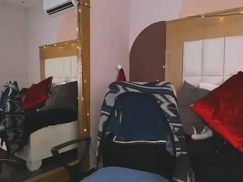 Snapshot of MilaFoxxy chatting on 12/02/25, 11:37 MilaFoxxy online show from 12/02/25, 11:37