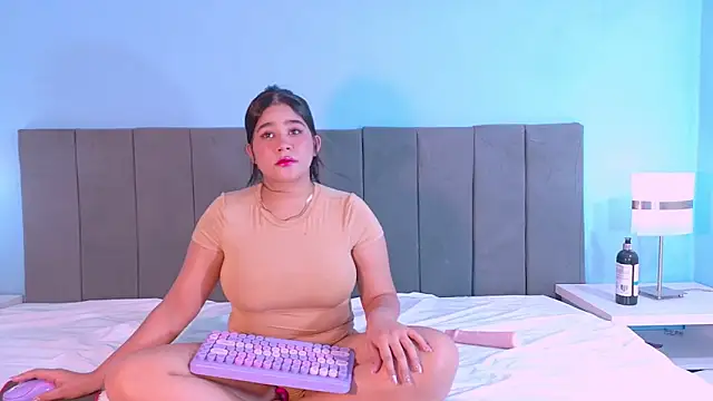 Snapshot of Lizz_Bunny chatting on 04/21/26, 01:29 Lizz Bunny online show from 04/21/26, 01:29