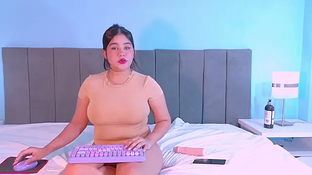 Snapshot of Lizz_Bunny chatting on 04/21/26, 01:42 Lizz Bunny online show from 04/21/26, 01:42