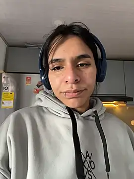 Snapshot of SaraAndrade_ chatting on 03/26/26, 01:17 SaraAndrade online show from 03/26/26, 01:17