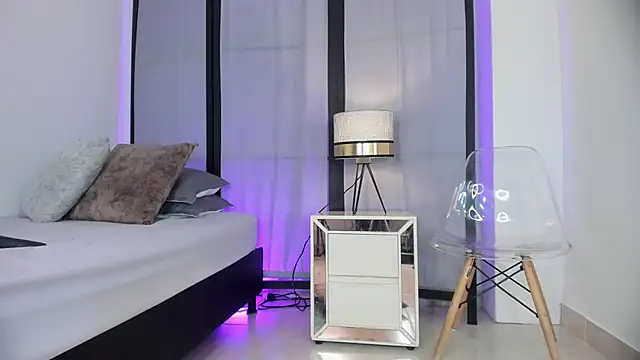 niicole steele  online show from 12/18/25, 07:09