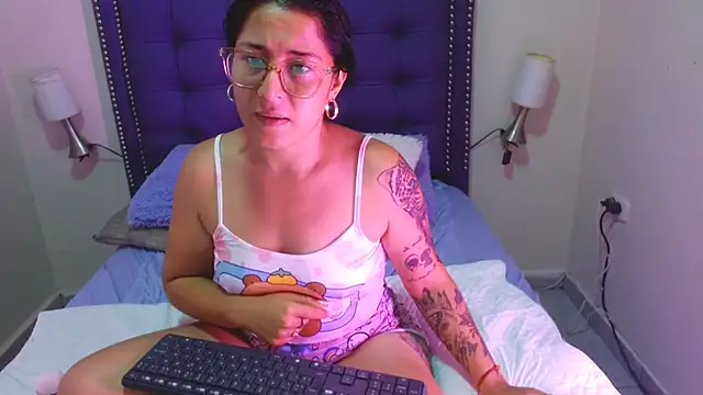 Snapshot of franysteell chatting on 12/02/25, 11:04 franysteell online show from 12/02/25, 11:04