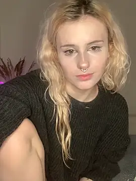 Snapshot of MilaElin chatting on 12/04/25, 10:29 MilaElin online show from 12/04/25, 10:29