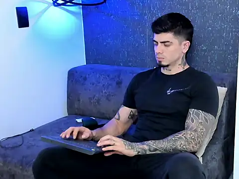 Snapshot of _mrcock__ chatting on 04/12/26, 10:37 mrcock online show from 04/12/26, 10:37