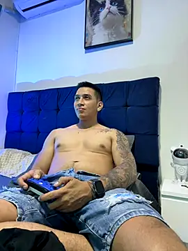 Snapshot of OliverWest04 chatting on 12/01/25, 06:29 OliverWest04 online show from 12/01/25, 06:29