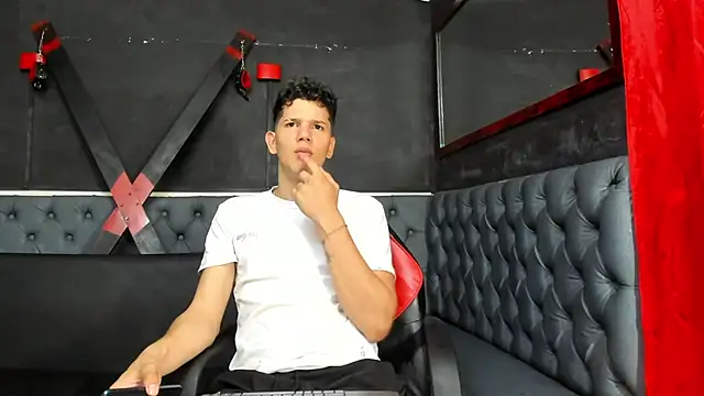 Snapshot of Erick_white chatting on 12/16/25, 02:44 Erick white online show from 12/16/25, 02:44