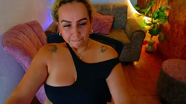 Snapshot of Aunty_milf chatting on 04/01/26, 07:11 Aunty milf online show from 04/01/26, 07:11