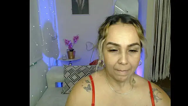 Snapshot of Aunty_milf chatting on 06/16/26, 08:00 Aunty milf online show from 06/16/26, 08:00