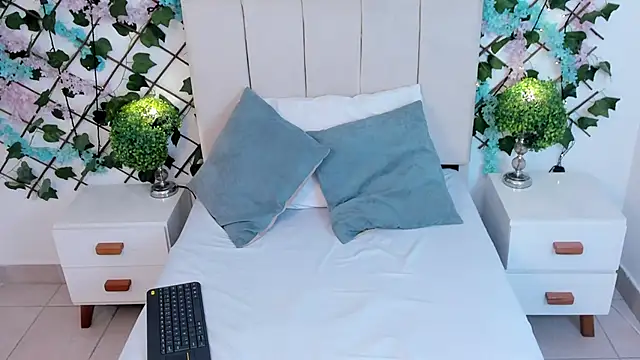 CharlotteBlossom online show from 12/01/25, 08:25