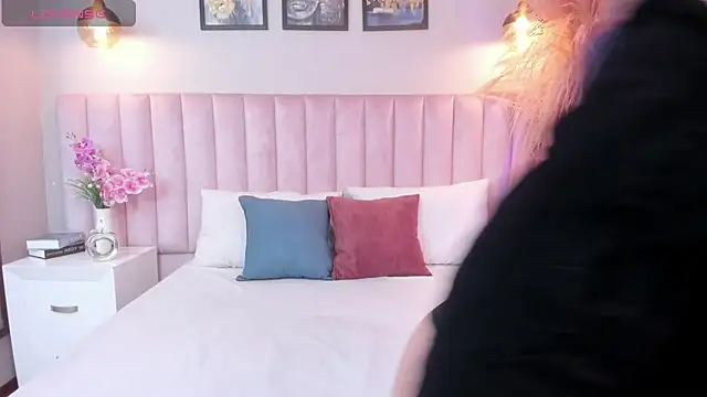 Snapshot of Vera_Gold_ chatting on 12/04/25, 03:38 Vera Gold online show from 12/04/25, 03:38