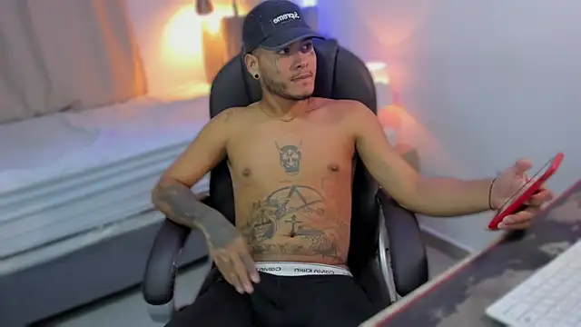 Snapshot of master_evil07 chatting on 11/26/25, 07:31 master evil07 online show from 11/26/25, 07:31