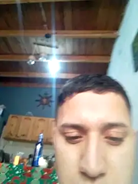 Snapshot of Alvarezz0202 chatting on 05/26/26, 07:43 Alvarezz0202 online show from 05/26/26, 07:43