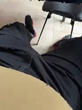 Snapshot of rebeudomi69 chatting on 12/20/25, 02:13 rebeudomi69 online show from 12/20/25, 02:13