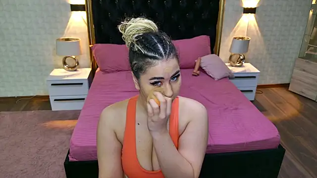 Snapshot of MegaBoobsDeee chatting on 12/04/25, 04:44 MegaBoobsDeee online show from 12/04/25, 04:44