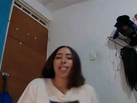 Snapshot of Michikomalandro@xh chatting on 12/20/25, 01:34 Michikomalandroxh online show from 12/20/25, 01:34