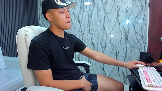 Snapshot of marcus_20 chatting on 11/30/25, 02:10 marcus 20 online show from 11/30/25, 02:10