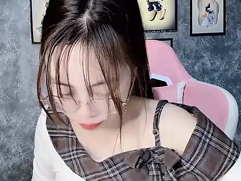 Snapshot of Aria5999 chatting on 12/13/25, 09:09 Aria5999 online show from 12/13/25, 09:09