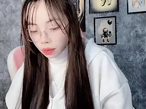 Snapshot of Aria5999 chatting on 12/14/25, 04:23 Aria5999 online show from 12/14/25, 04:23