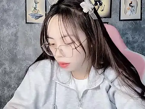 Snapshot of Aria5999 chatting on 12/15/25, 07:40 Aria5999 online show from 12/15/25, 07:40