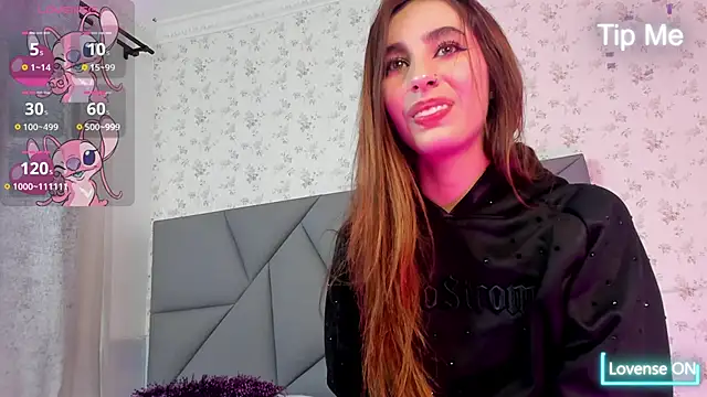 Snapshot of Emaanova chatting on 12/17/25, 07:31 Emaanova online show from 12/17/25, 07:31