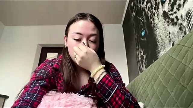 CurietHana1 online show from 12/17/25, 04:18