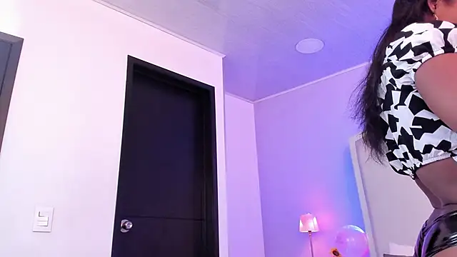 salome moon  online show from 12/18/25, 11:38