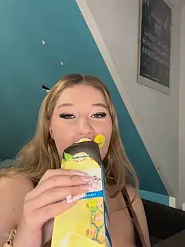 Snapshot of mellixxa chatting on 11/27/25, 11:45 mellixxa online show from 11/27/25, 11:45