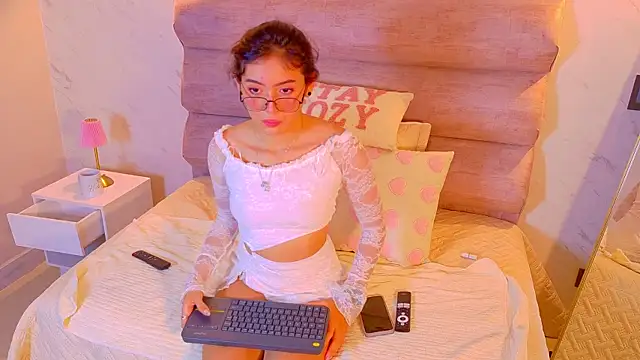 Mia Cullen online show from 12/17/25, 12:00