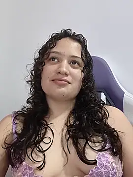 Snapshot of Alana_444 chatting on 05/17/26, 04:32 Alana 444 online show from 05/17/26, 04:32