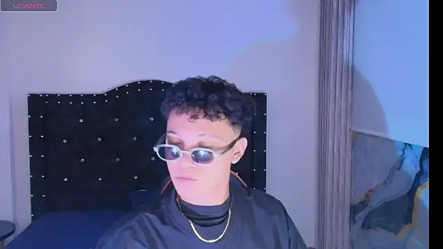 Snapshot of thian_blakee chatting on 11/30/25, 03:21 thian blakee online show from 11/30/25, 03:21