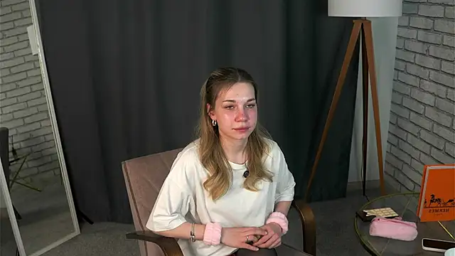 Snapshot of KiaOdonnel chatting on 12/15/25, 07:01 KiaOdonnel online show from 12/15/25, 07:01