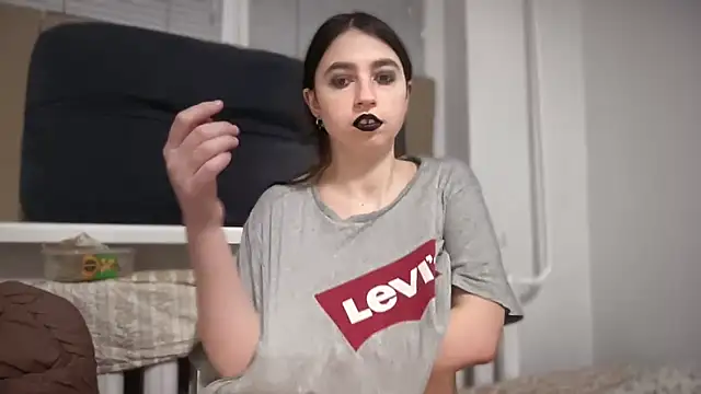 Snapshot of Aphr0ditee chatting on 03/06/26, 06:04 Aphr0ditee online show from 03/06/26, 06:04