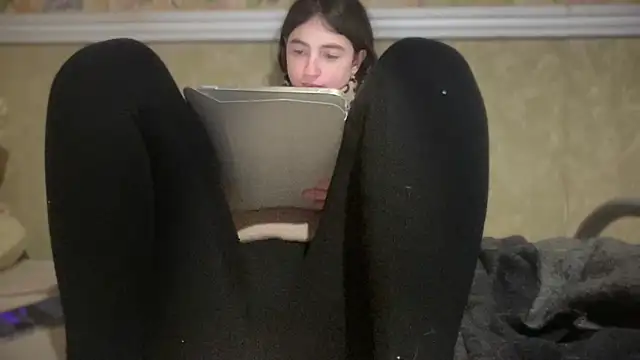 Snapshot of Aphr0ditee chatting on 04/14/26, 03:18 Aphr0ditee online show from 04/14/26, 03:18