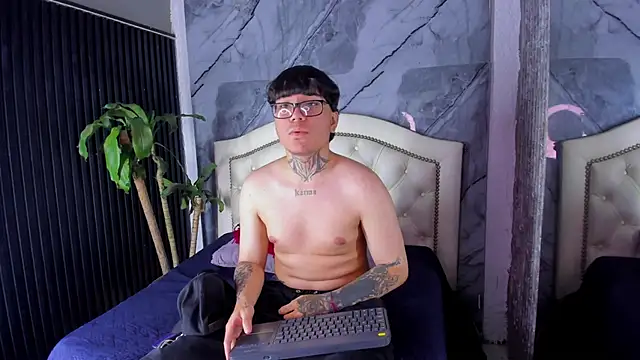 Snapshot of Noah_West18 chatting on 11/28/25, 09:17 Noah West18 online show from 11/28/25, 09:17