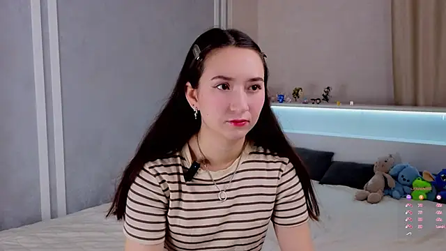 Snapshot of LuclieOppy chatting on 12/14/25, 01:22 LuclieOppy online show from 12/14/25, 01:22