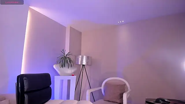 Snapshot of TinyAddams chatting on 12/19/25, 07:32 TinyAddams online show from 12/19/25, 07:32