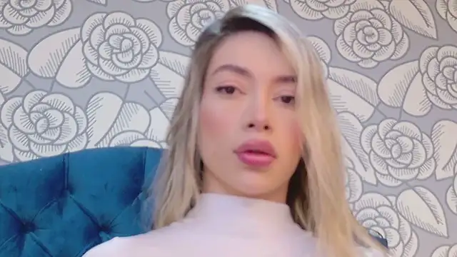 AnnaQuinn online show from 12/22/25, 02:47