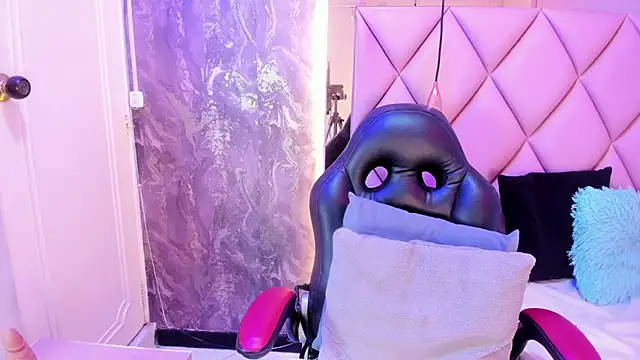 Snapshot of MHONIKBELUCCI chatting on 03/10/26, 10:04 MHONIKBELUCCI online show from 03/10/26, 10:04