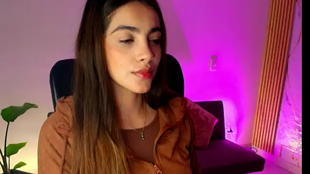 Snapshot of Julieta-8 chatting on 04/18/26, 04:05 Julieta-8 online show from 04/18/26, 04:05