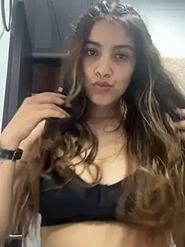 Snapshot of Julieta-8 chatting on 05/14/26, 01:01 Julieta-8 online show from 05/14/26, 01:01