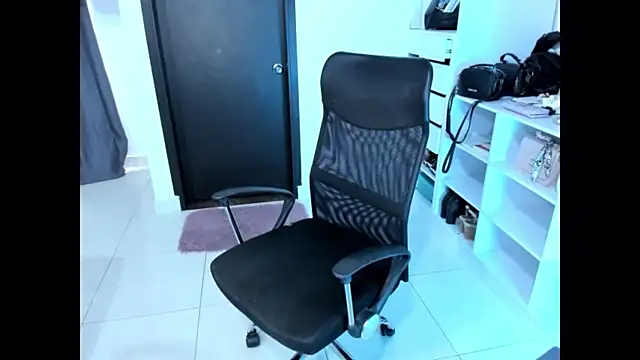 Snapshot of cristina697 chatting on 12/03/25, 04:27 cristina697 online show from 12/03/25, 04:27