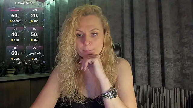 Snapshot of LanaLight_x chatting on 04/06/26, 08:43 LanaLight x online show from 04/06/26, 08:43