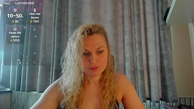 Snapshot of LanaLight_x chatting on 04/12/26, 02:00 LanaLight x online show from 04/12/26, 02:00