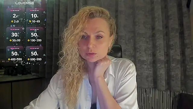 Snapshot of LanaLight_x chatting on 04/15/26, 08:31 LanaLight x online show from 04/15/26, 08:31